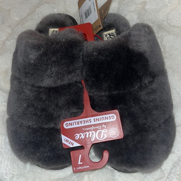 Deluxe By:Dearfoam Slippers - Picture 2 of 4